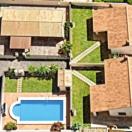 Casa Con Jardin Privado Y Piscina Comunitaria Con 2 Casas Solo Alquilamos A Familias