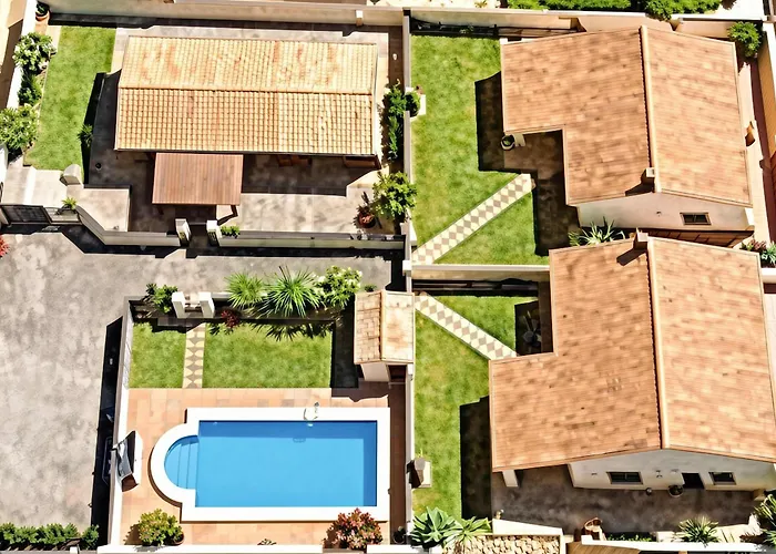 Casa Con Jardin Privado Y Piscina Comunitaria Con 2 Casas Solo Alquilamos A Familias